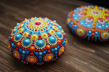 Tahta arka planda güzel mandala kayaları, izole edilmiş.