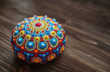 Tahta arka planda güzel mandala kayası, izole edilmiş.