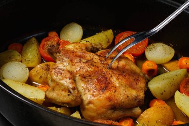 Pişmiş tavuk ve sebze.