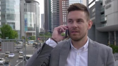 Osaka şehirde bir çağrı alarak beyaz iş adamı