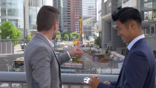 Hombres Negocios Internacionales Discutiendo Construcción Ciudad — Vídeos de Stock