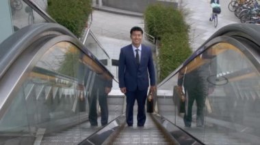 Japon iş adamı açık yürüyen merdiven kullanarak