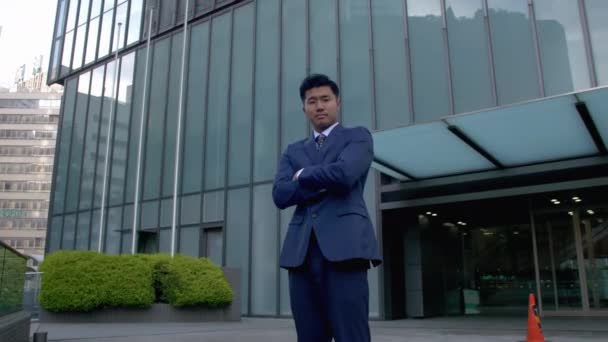 Serious Japonés Hombre Negocios Fuera Oficina — Vídeo de stock