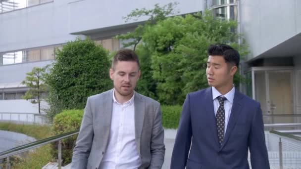 商务男士在日本行走 — 图库视频影像