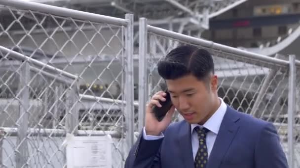 Bonito Homem Negócios Uma Chamada Ocupado Japão — Vídeo de Stock