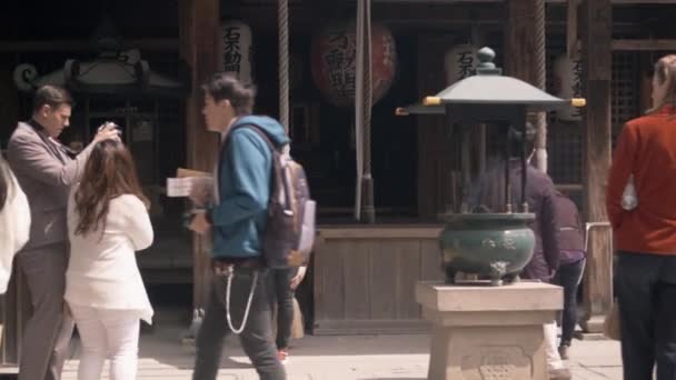 Turistas Tocando Timbre Templo Japonés Kyoto — Vídeos de Stock