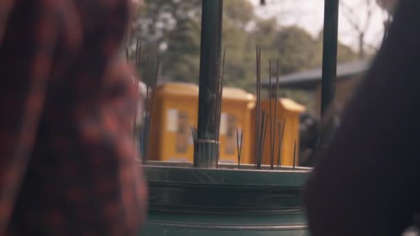 Pessoas Colocando Incenso Espiritual Templo Japonês — Vídeo de Stock