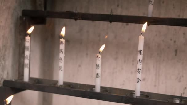 日本寺庙中的有象形文字的精神蜡烛 — 图库视频影像