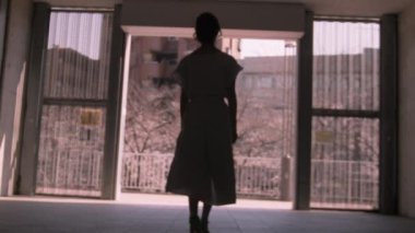 Japon kadın karanlık koridora sokak ile çiçek açan kiraz çiçeği dışında yürüyüş