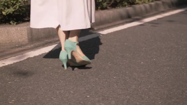 Modelo Japonês Camurça Verde Sapatos Salto Alto Andando Parque — Vídeo de Stock