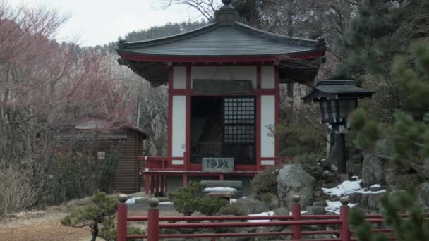 Oude Boeddhistische Heiligdom Tussen Bomen Japan — Stockvideo