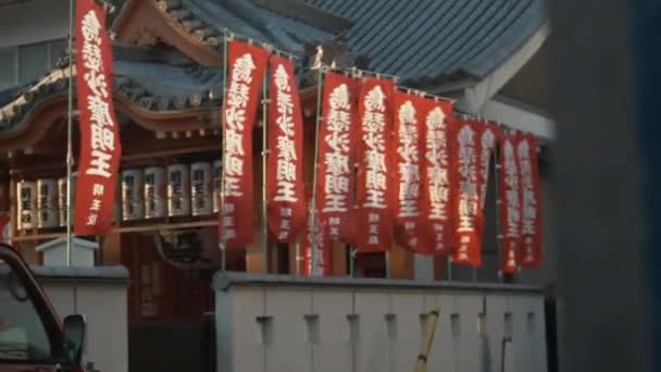 Banderas Rojas Con Inscripciones Ondeando Contra Templo Japonés — Vídeo de stock