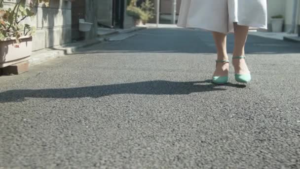 Mooie Vrouw Groene Schoenen Lopen Voeten Schot — Stockvideo