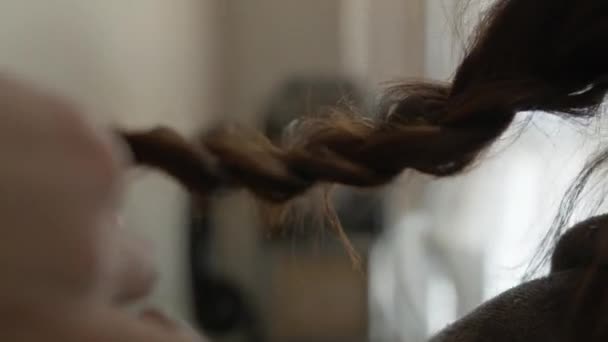 Κομμωτής Σπαρτοπλεκτική Μαλλιά Στο Σαλόνι Ομορφιάς 50P — Αρχείο Βίντεο