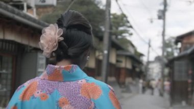 Yürüyen çarpıcı Japon kadın Japonya'da olsa da eski sokaklar