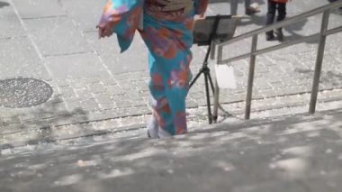Merdivenlerden yukarı yürümek güzel mavi Kimono kadında