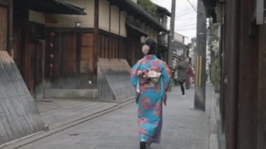 Yürüyen çarpıcı Japon kadın Japonya'da 50p yine de eski sokaklar.