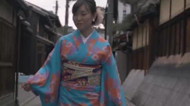 Sevimli Japon kadın güzel kimono ile eski steets yürüyüş