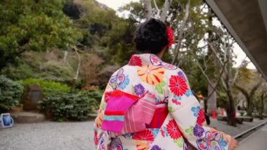 Kadında güzel kimono Japon bahçede yürüyüş yavaş hareket.