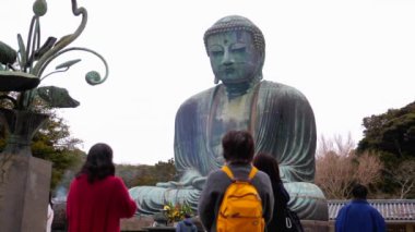 İnsanlar viweing büyük Buda heykeli Kamakura