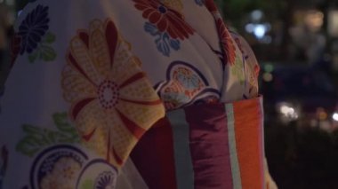 Kimono içinde güzel Japon kadın gece boyunca Kamakura yakın çekim 