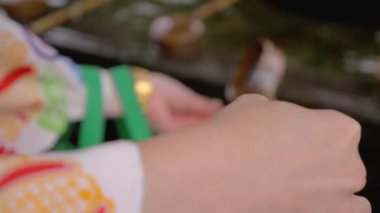 Kamakura Tapınağı'nda el yıkama kimono güzel Japon kadın 