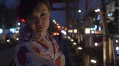 Güzel bir Japon kadın beyaz kimono Kamakura içinde dans