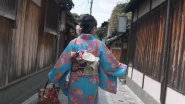 Eski Japon street, 50 p yürüyüş kimono çarpıcı kadın.