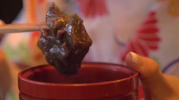 Mujer Comiendo Comida Japonesa Kamakura — Vídeo de stock
