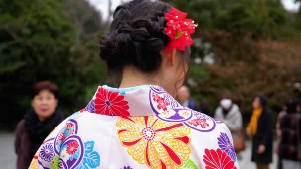 Японская Женщина Белом Кимоно Гуляет Камакуре — стоковое видео