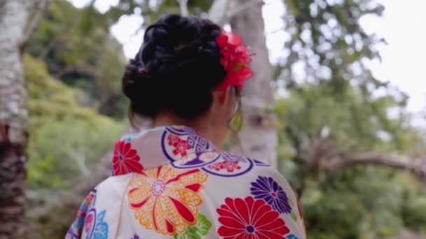 Beautiful Woman Birght Kimono Walking Slow Motion — Stock Video