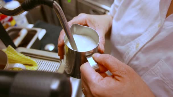 Nahaufnahme Einer Frau Die Milch Für Kaffee Café Schlägt — Stockvideo