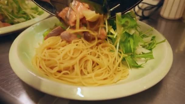 Zalm Paddestoelen Pasta Serveren Witte Plaat — Stockvideo