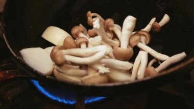 Bir tavada pişirme için lezzetli mantar hazırlama kadın kapatmak 