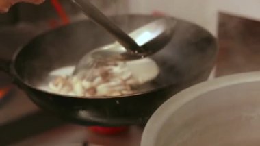 kadın siyah tavada lezzetli mantar yemek