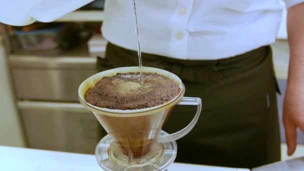 Primo Piano Della Donna Che Caffè Gocciolante — Video Stock