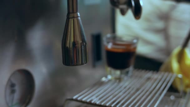 Nahaufnahme Von Espresso Glasbecher Auf Kaffeemaschine — Stockvideo