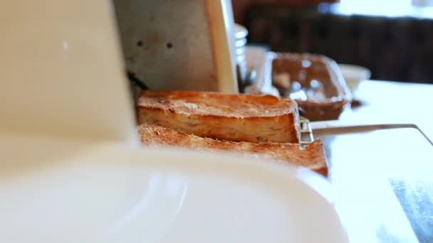 Close Van Vrouw Toast Koken Voor Ontbijt — Stockvideo