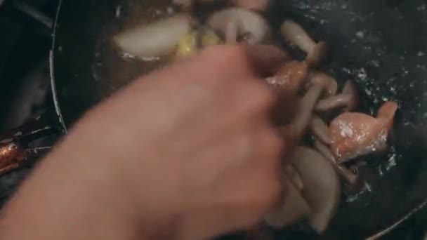 Kadın Pişirme Somon Siyah Tavada Mantar Makarna Yakın Çekim — Stok video