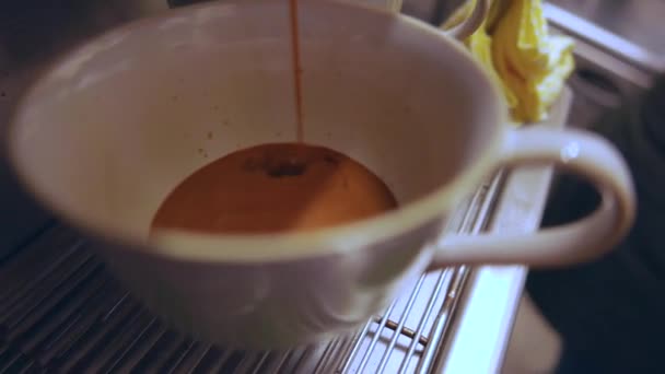 Zbliżenie Dokonywanie Espresso Białe Filiżanka Kawy — Wideo stockowe