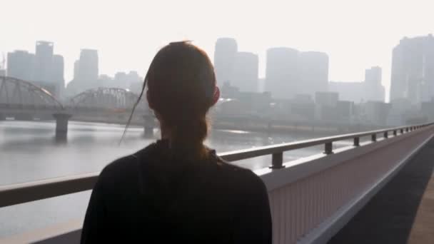 Υγιή Ιαπωνική Κορίτσι Που Τρέχει Πέρα Από Μια Γέφυρα — Αρχείο Βίντεο