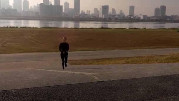 Mujer Corriendo Por Gran Río Hermoso Amanecer — Vídeos de Stock