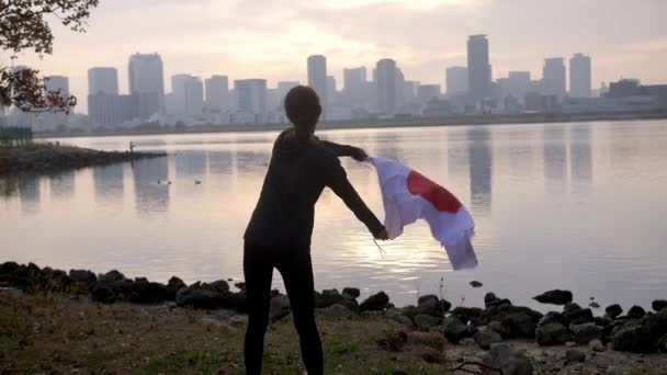 Bandera Japonesa Siendo Excitado Drapeado Alrededor Orgulloso Joven Mujer Cámara — Vídeos de Stock