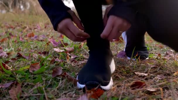 Corredor Hembra Levantando Sus Zapatos Listo Para Correr — Vídeo de stock