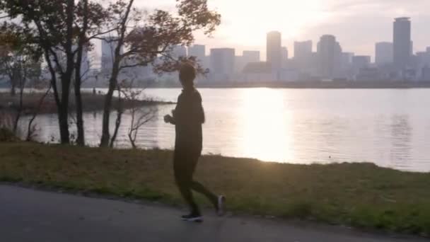 Mujer Corriendo Fuera Una Ciudad Durante Mañana — Vídeo de stock