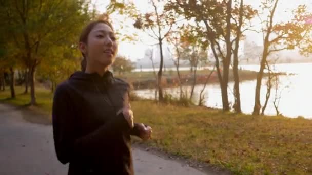 Saludable Japonesa Mujer Sonriendo Cámara Trotando Cámara Lenta — Vídeos de Stock