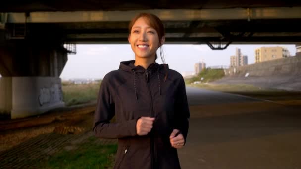 Счастливая Здоровая Женщина Бежит Утренним Солнцем Пределами Города Осака — стоковое видео