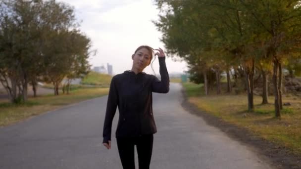 Japanse Vrouwelijke Fitness Model Klaar Gaan — Stockvideo