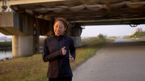 Güzel Bir Japon Kadın Mutlu Bir Şekilde Sabah Yavaş Egzersiz — Stok video