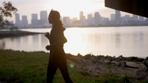 Joven Mujer Sana Corriendo Fuera Ciudad Amanecer Cámara Lenta — Vídeo de stock